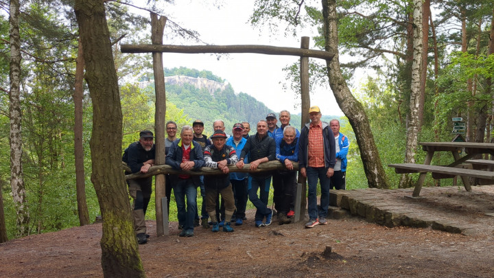 Gruppenbild auf dem Weg zum Pfaffenstein mit Blick auf die Festung Königsstein.